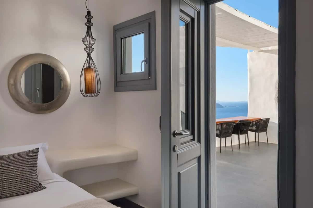 Caldera view rooms and suites in Fira